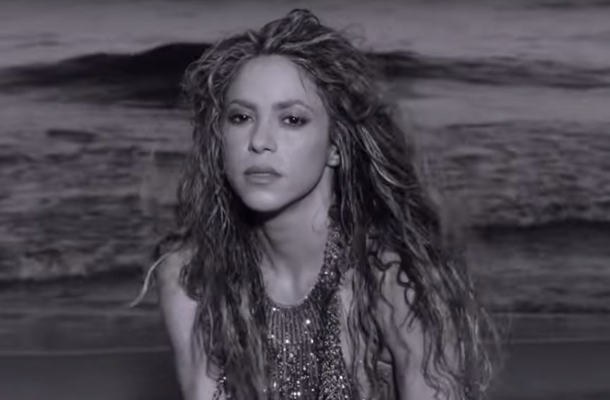 Кадр из клипа на песню Shakira, Maluma - Clandestino (Official Video)