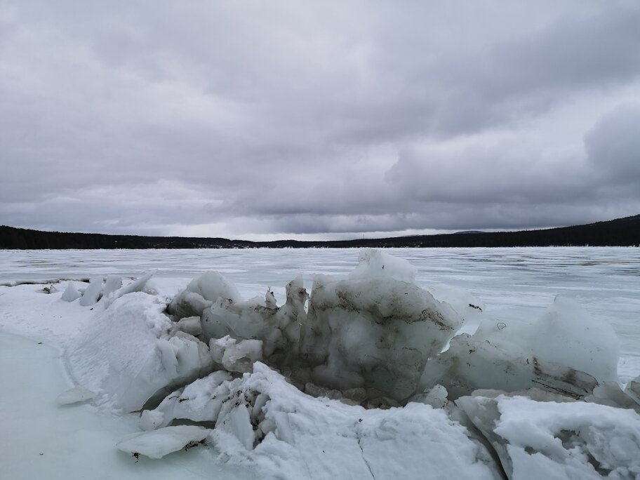 В Заполярье неожиданно пришла весна. Вместо морозов дождь и лужи.