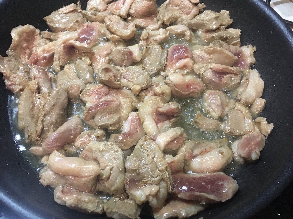 Это не золотистый цвет, жарить нужно еще. Фото автора.