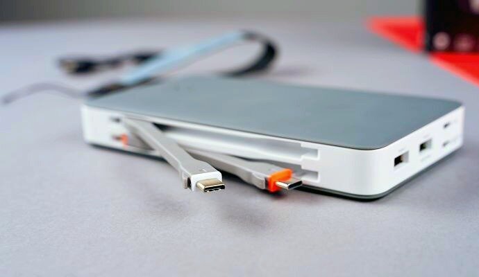 Кабельный отсек встроен непосредственно в powerbank.