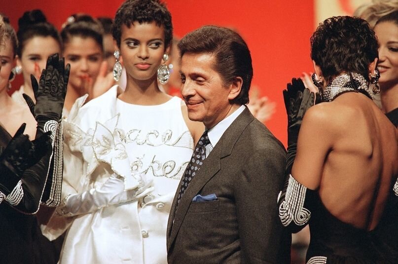 Валентино Гаравани на сцене модного шоу Valentino, Осень-Зима 1991, Couture. Фото: Getty Images