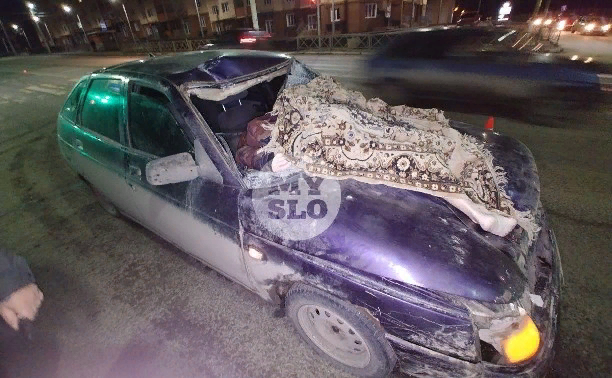 Жуткое происшествие случилось рядом с домом №238. 
 125 комментариев
Вечером 1 марта в Туле на улице Октябрьской произошло жуткое ДТП. По предварительным данным, двигавшийся по направлению к центру города ВАЗ-2112 сбил пешехода, который вышел на проезжую часть примерно в 30−40 метрах от пешеходного перехода.

Автомобиль остановился возле дома № 230, проехав с пешеходом в лобовом стекле около 50 метров. При этом пострадавшему оторвало часть ноги. Мужчина от полученных травм скончался на месте происшествия до приезда медиков.

По словам водителя, после ДТП он проехал такой длинный отрезок пути из-за того, что просто не видел куда едет, так как обзор ему закрыл погибший.

На момент публикации новости на месте происшествия работает следователь и сотрудники ГИБДД. Личность погибшего устанавливается, т.к. у него с собой не было документов. На вид мужчине около 50 лет. 

Окончательную причину ДТП предстоит выяснить правоохранителям.