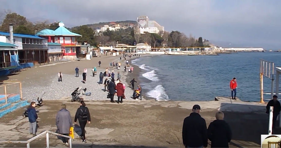 Погода алушта на неделю море вода. Набережная Центральный пляж Алушта. Алушта центр набережная видео. Алушта набережная ремонт. Алушта пляжи фото 2022 видео.