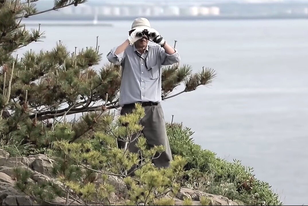 Уже более 15-ти лет Юкио является добровольным смотрителем "скалы самоубийц"