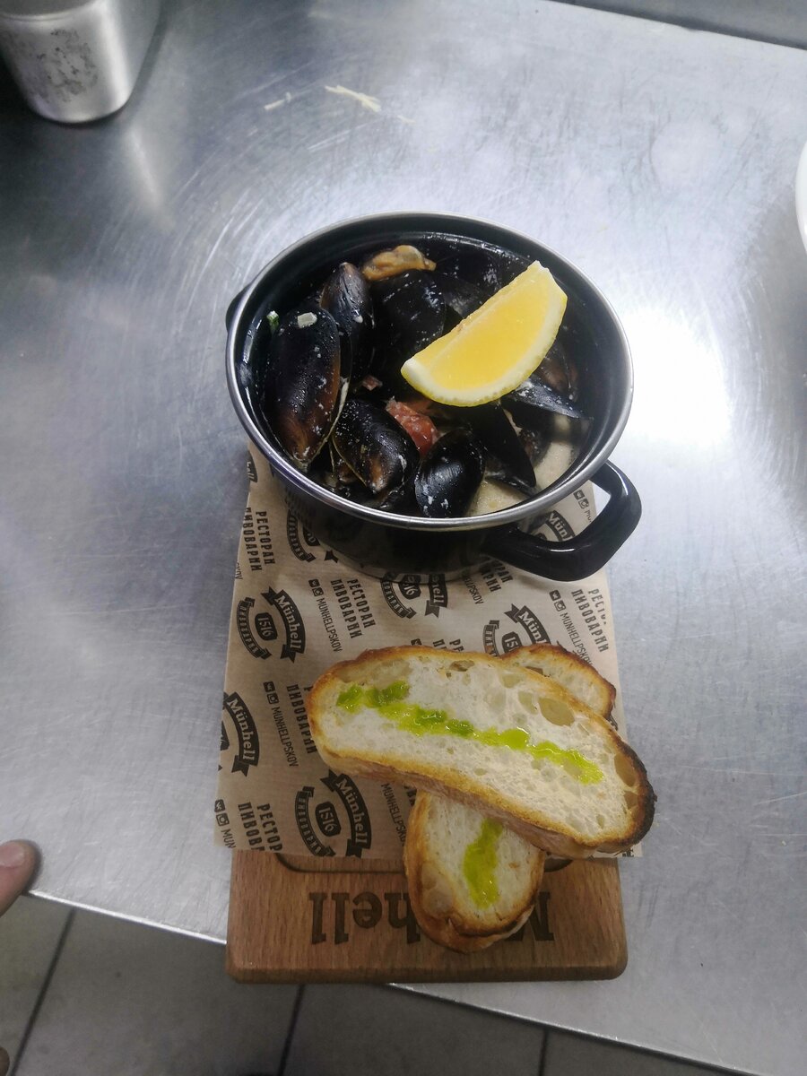 Мидии в винно-сливочном соусе. 