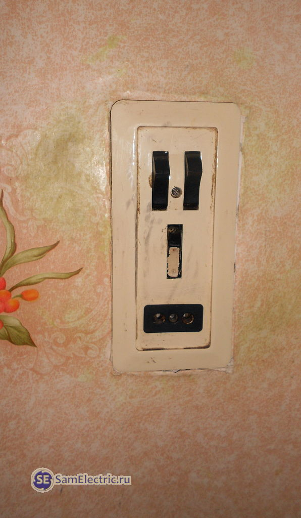 Советский выключатель трехклавишный с розеткой. Блок. Блок розетка+4х клавишный выключатель. Старые розетки и выключатели. Блок выключателей для ванной и туалета.