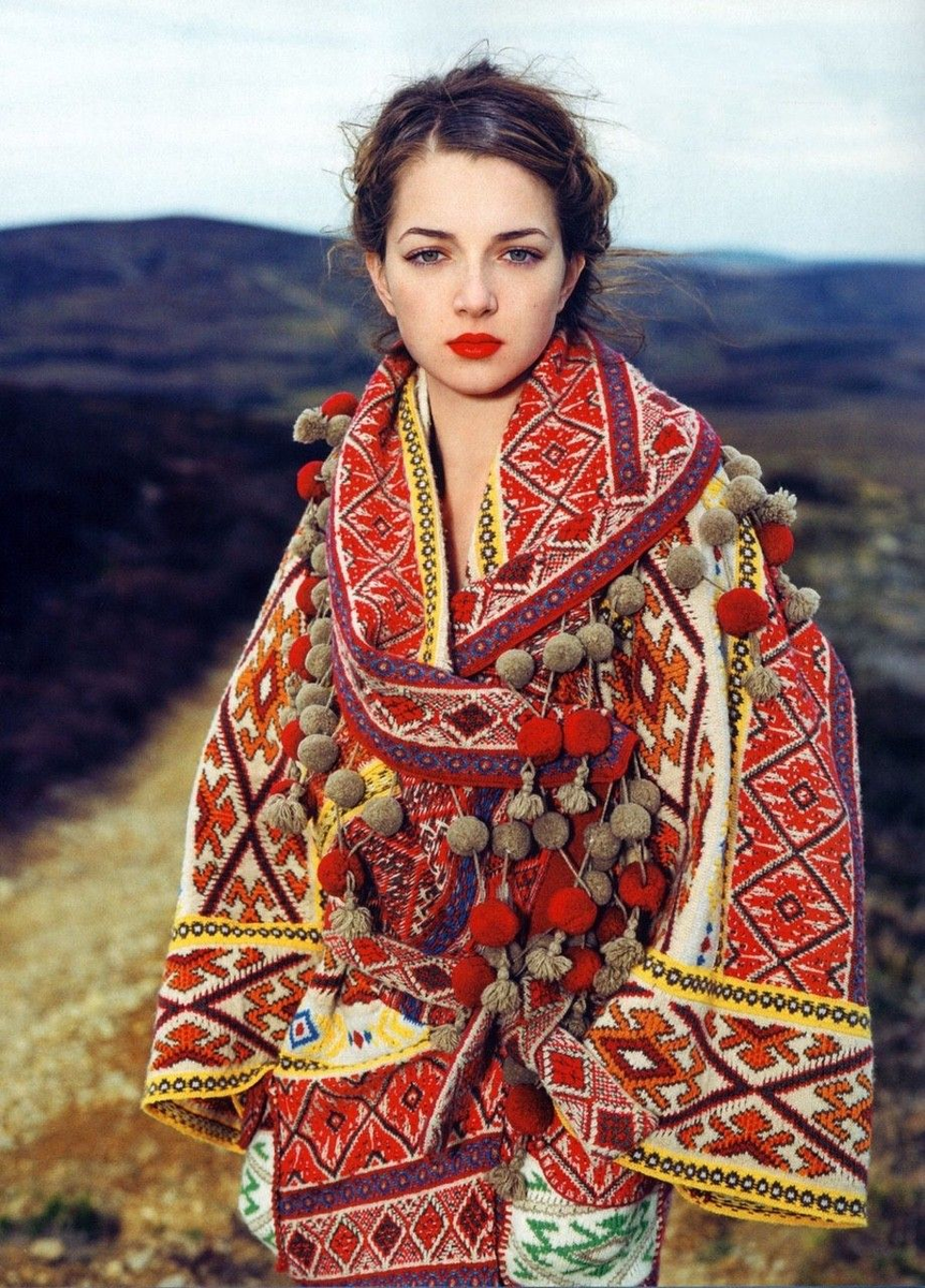 Этнический русский человек. Этнические костюмы. Этнические мотивы в одежде. Этно стиль в одежде. Этнический образ.