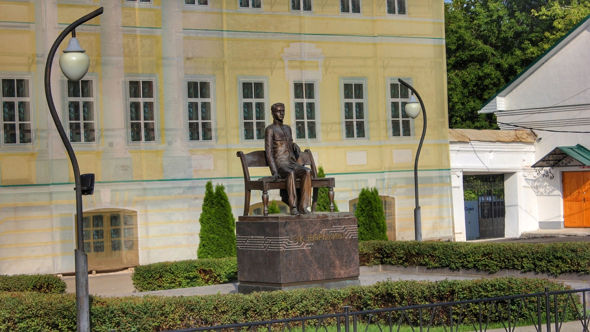 Памятник Владимиру Козьмичу Зворыкину