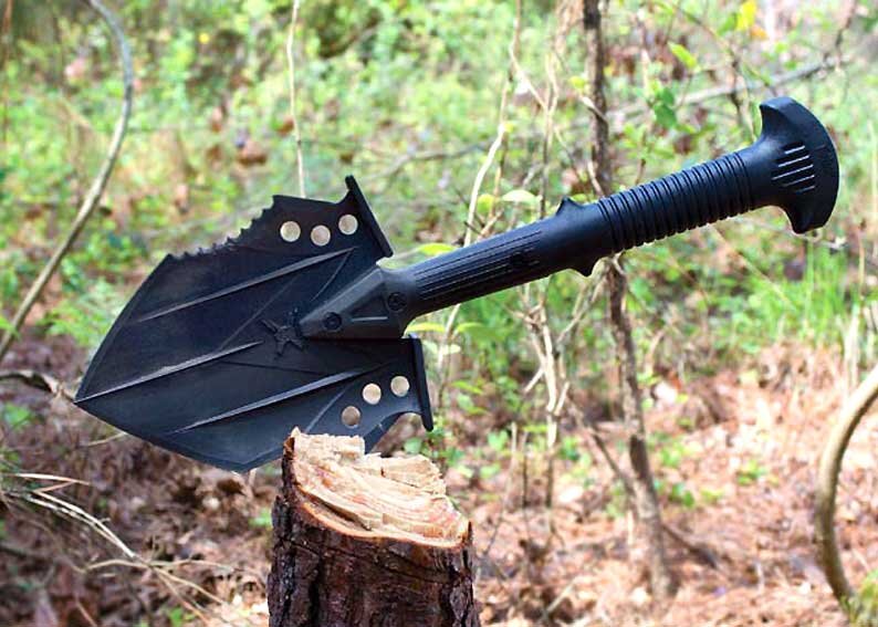 Походная лопатка M48 Tactical оснащена ударопрочной литой нейлоновой ручкой, а её лезвие изготовлено из закалённой нержавеющей стали 2Cr13 с покрытием. 