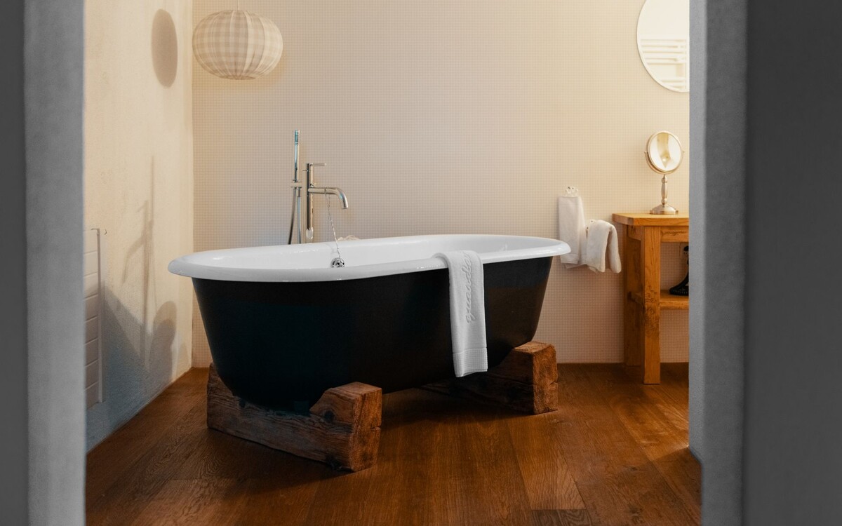 В обстановке используются предметы сразу нескольких эпох