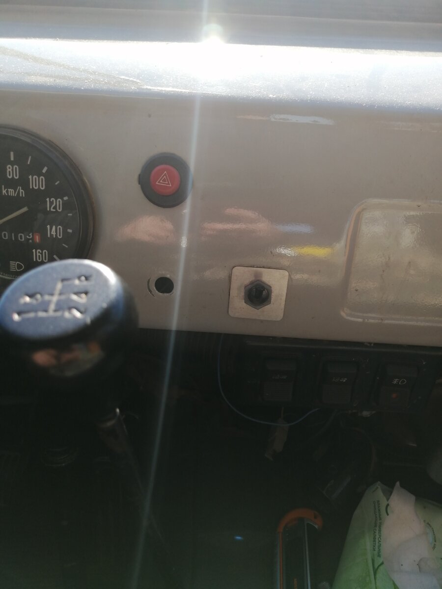 Отверстие от блока переключателей дворников