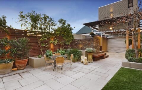 Уютное патио на заднем дворе частного дома