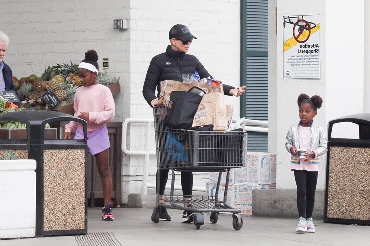 Шарлиз ходит за покупками с детьми