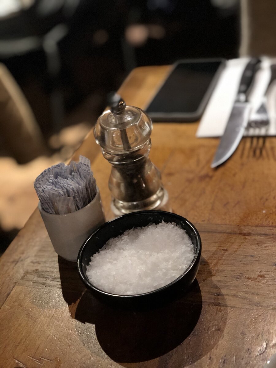 Отличительная черта ресторана - морская соль в виде хлопьев.