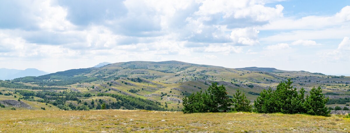 1. Общий вид на запад, в центре кадра вершина Северной Демирджи. Правее скалы к северу от перевала Фуна, левее вдалеке виден Эклизи-бурун. Совсем слева и ещё дальше видны Чёрная гора, Берилан-кош и Большая Чучель.