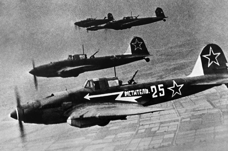 Ведь еще «на глаз» определяли своего по форме, модели и окраске самолета. Но это было максимально эффективно до 2км. И то, в ясную погоду.