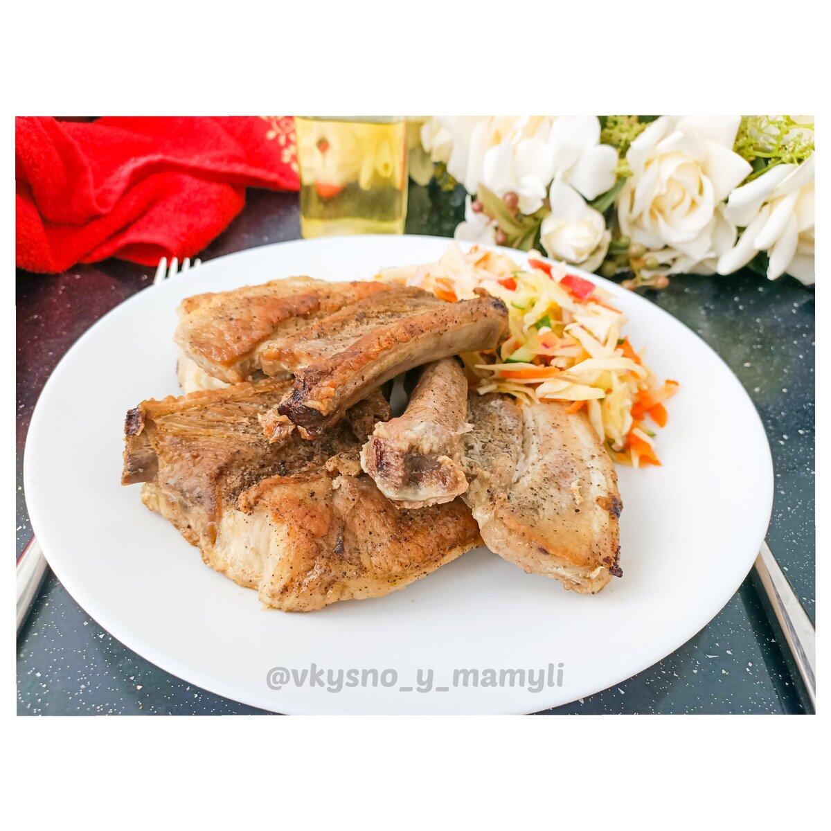 Свиные рёбрышки 😋
⠀
Это вкусное и простое блюдо, можно приготовить как дома, так и пожарить на мангале👍. Это ооочень вкусно!💯
⠀
⠀
📄Ингредиенты:
⠀
☑️Свиные ребра 1-1,5кг
⠀
☑️Соль, черный молотый перец / любимые специи по вкусу.
⠀
👩‍🍳Приготовление:
⠀
Нарезаем рёбрышки на кусочки, натираем с обеих сторон солью и перцем и жарим на сковороде с обеих сторон до румяной корочки. Крышкой не закрывать! У меня 7 из 9.
⠀
Как всё обжарили, складываем все рёбрышки обратно в сковороду, ставим на плиту на небольшой огонь (у меня 3 из 9), наливаем водички немного, закрываем крышкой и оставляем пропариться 10-15 минут (если мяса много, оставить на подольше).
⠀
❗Важно: следите чтобы вода вся не выпарилась, а то останутся одни уголёчки!
⠀
Приятного аппетита!🍴
