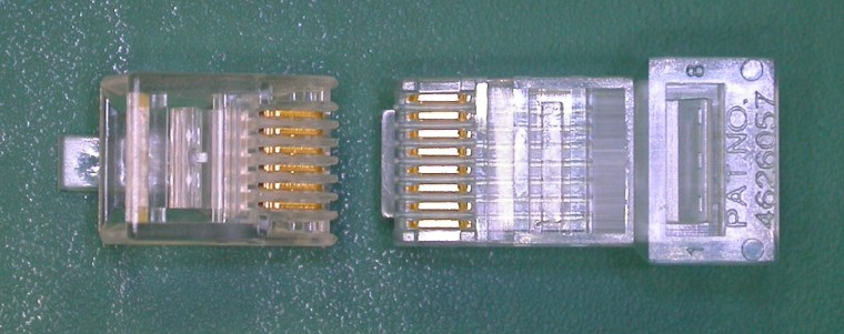 Фирменная телефонная вилка (6 позиций, 6 контактов, боковые пазы) и фирменная универсальная вилка (8 позиций, 8 контактов) 