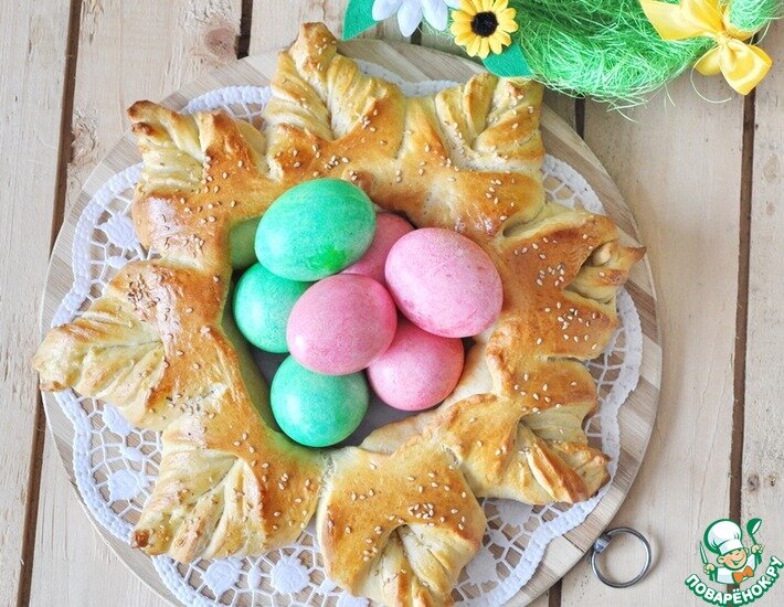 Красивая формовка выпечки, которая прекрасно подходит для Пасхи, как "Венок" для яиц. С этой формовкой справится даже начинающая хозяйка, а смотрится очень красиво.