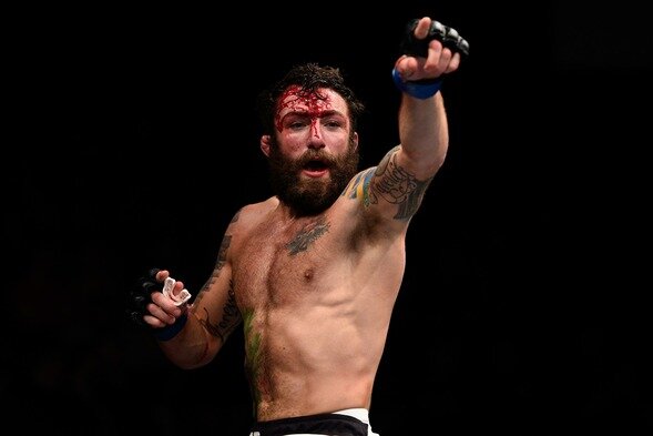 Топовый полусредневес UFC Майкл Кьеза дал комментарий по поводу возможного боя с другим топовым бойцом своего дивизиона Гилбертом Бёрнзом.

"Да, мне хочется драться с топовыми бойцами. Я считаю, что Бёрнз - отличный вариант. Он мне нравится. Мы постоянно с ним ссоримся в социальных сетях, я говорю дерьмо про него, а он про меня в ответ. Я думаю, что у нас получился бы классный бой. Есть ещё варианта с Тайроном Вудли или Леоном Эдвардсом", - сказал Кьеза.

Напомним, что Кьеза свой последний бой провёл в январе этого года, где победил по очкам Рафаэля дос Аньоса.