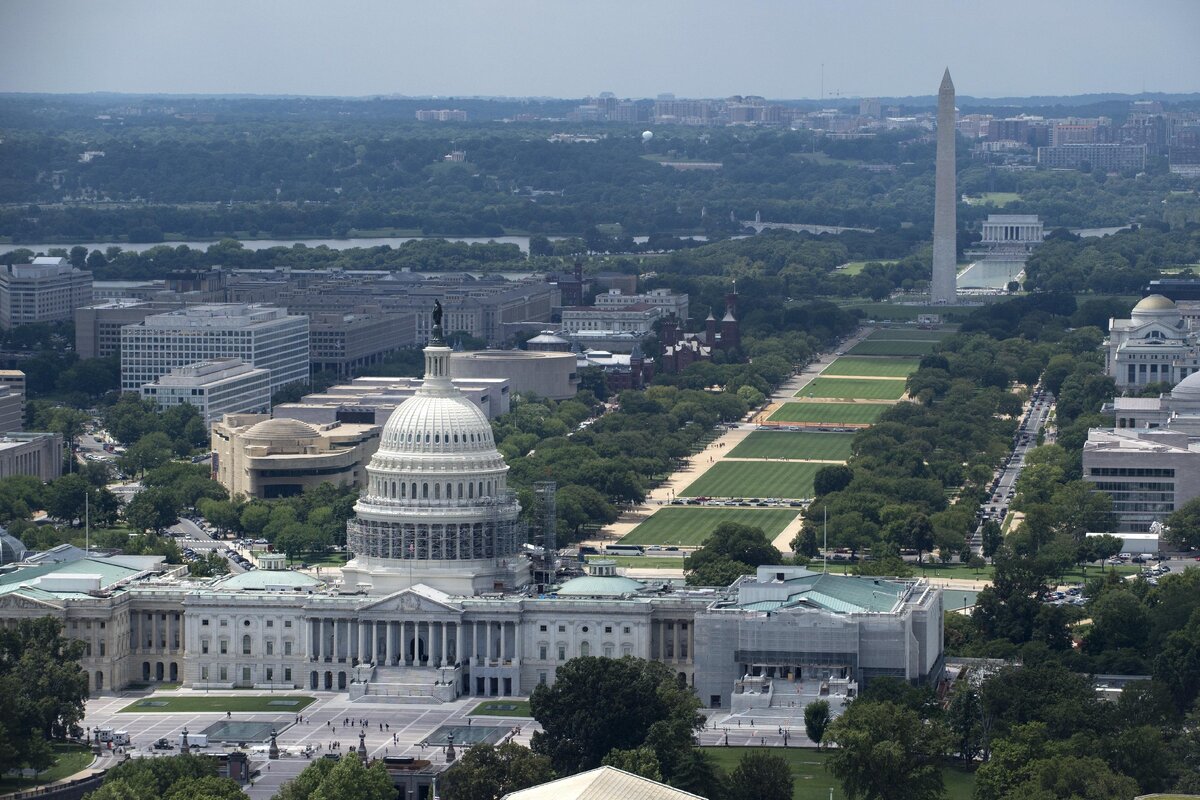 Национальная аллея, или Национальный Молл (англ. National Mall) — комплекс разнообразных памятников и музеев в историческом центре Вашингтона