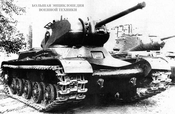 Танк КВ-13 (на гусеницах от КВ) во дворе завода № 100. Челябинск, 1943 год.