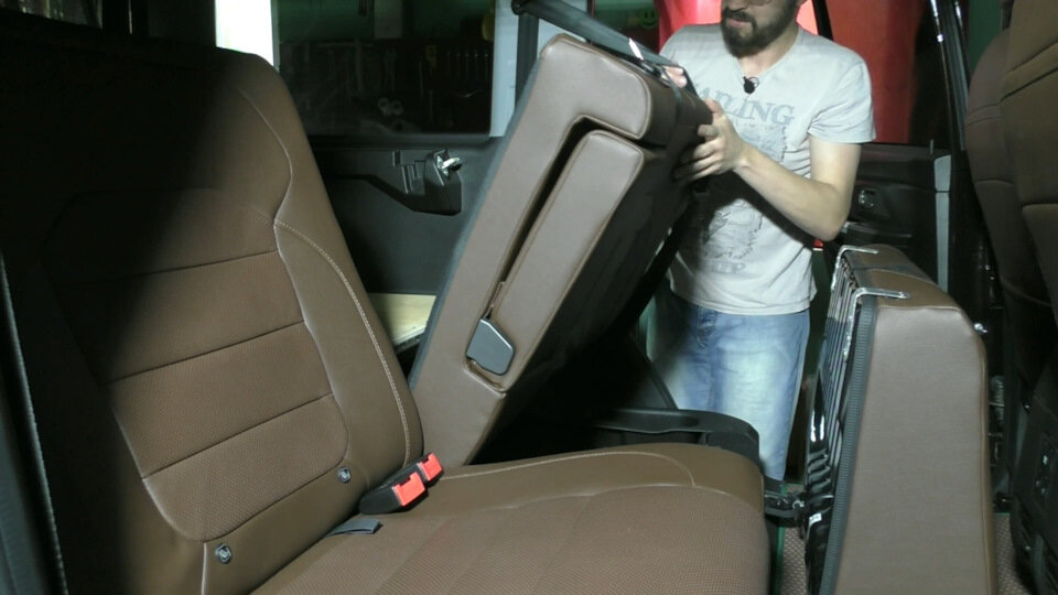 Салон в коже шикарен, но вот с практичностью полный провал... (кадр из моего видео ниже)