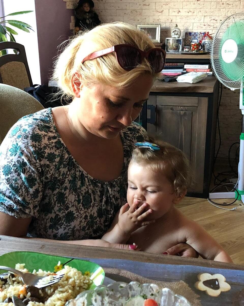 А вот пока не закончился сезон молодой картошки — получите-распишитесь: битва рецептов её приготовления! 
В общем-то, для тех, кто не любит возиться с пузатой мелочью, с этим козьим горохом, как говаривал папа Натальи Викторовны, перебирая картофельный урожай. А те, кто любит, тот и без нас справится.

Блюдо номер один. Мелкую и слегка среднюю картошку хорошенько помыть. Можно щёткой. Замариновать, чем бог пошлёт. Наталье Викторовне послал майонез, горчичку, соевый соус, соль, перец, кавказские травы. Чеснок сухой, чеснок свежий. Всю эту красотищу — на 1 час в холодильник. Можно и меньше. Зависит от степени голода домочадцев.

А дальше — по старинке. Жарим на чём придётся, в смысле масла. На сливочном — так на сливочном, или на подсолнечном. А хоть и на сале. Ваши предпочтения, вам и сковородку в руки.

Блюдо номер два. Картошка с грибами. Чем она мельче, тем лучше. Как всегда, помыть хорошенечко. Отварить в мундире, естественно. Пока она там, в кастрюле, прохлаждается, приготовить грибы с луком. Или без. На среднем таком огне. Наталья Викторовна любит шампиньоны. Быстро и вкусно.

А затем в посудину с грибами высыпать сваренную картошку. И пусть они станцуют вальс до золотистой корочки. Приправы те же, или что там в шкафчике имеется. И чеснок. Вот чеснок обязательно. Сметанку, майонез — на выбор. Под конец — тёртым сыром, как одеялком, укрыть всё это аппетитное безобразие, глаза б его не видели и нос не нюхал!

Ежели ещё салатику нарубить: огурчики, помидорчики свежие, огурцы маринованные, перец болгарский, лук, зелень, то обед будет просто незабываемый! Или ужин.

