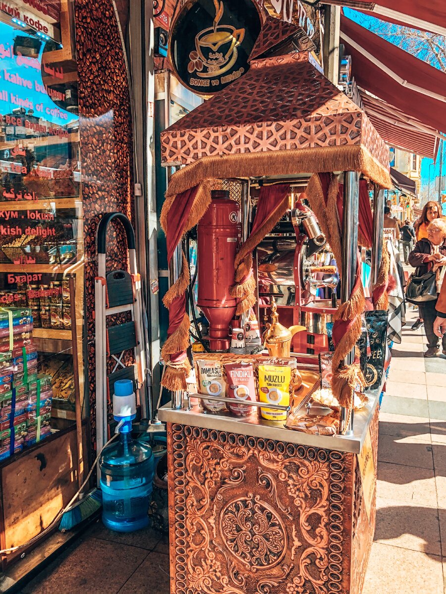 Кофе на песке. На одной из улиц на Лалели