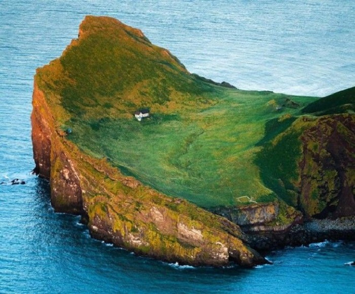 а одном из островов архипелага Vestmannaeyjar был обнаружен единственный дом (о. Эдлидаэй, Исландия).