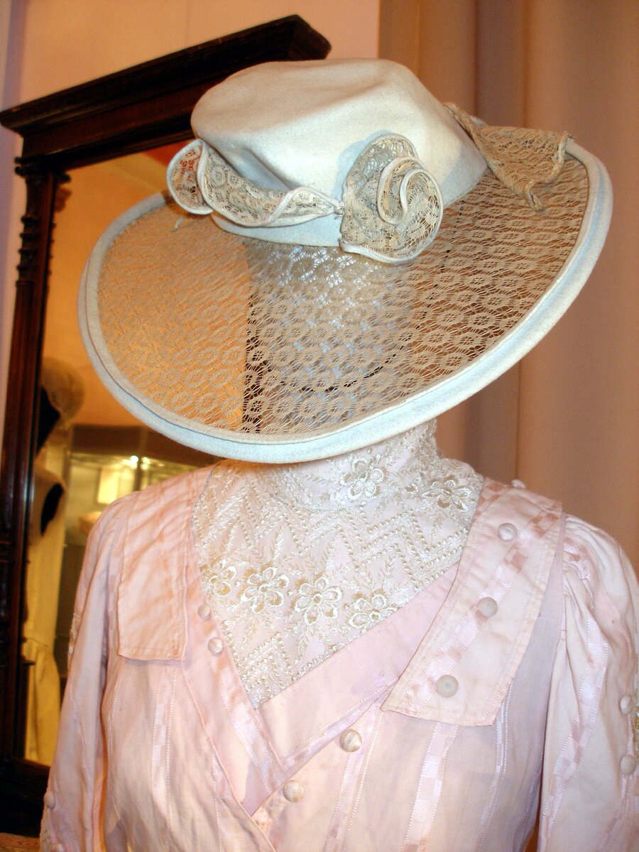 Шляпка и платье на манекене - экспонаты выставки.