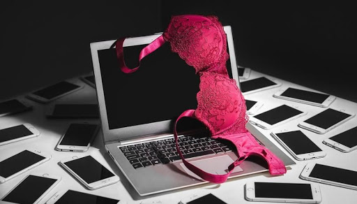 Как заниматься виртуальным сексом: о наслаждении и безопасности в киберспейсе