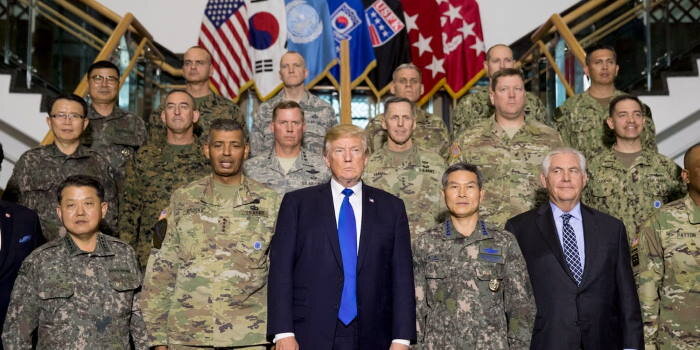 Президент США Дональд Трамп на военной базе Кэмп-Хэфрис в Южной Корее