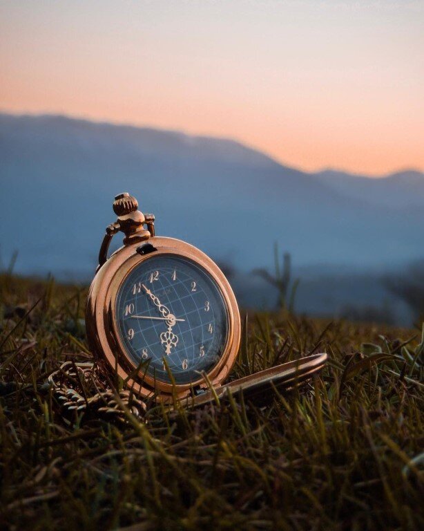 Время не лечит. Оно не вылечило еще никого. Ни одного человека на нашей чертовой планете. Время ломает. Время заставляет смириться, заставляет принять. Это не лечение, это лишь приглушение симптомов с мнимой надеждой на «авось». Время – самое очевидное и самое страшное плацебо. Время – лицемер. Время-главнейший циник. Время — это всегда усилие. Время — это тяжело. Оно обманчиво. Оно лукавит. Время не излечит. Оно лишь кинет заплатку на рану и будет ждать, и при самом удобном случае вырвет ее ко всем чертям, жадно наблюдая, как рана, практически затянувшееся вновь начнет кровоточить.  Время заставляет смириться. 
Выходит, что время наш самый главный и беспощадный диктатор. Время – это подхалим, с которым нужно быть на «короткой ноге». Оно не терпит пренебрежительного отношения. Время- мстительно. Но оно имеет свойство анестезии, которое конечно, не заслуживает никто из нас. Время- кто угодно, но только не лекарь. Не надейтесь. Не будьте глупцами. Время- учитель. И учит оно только одному – стать сильнее, чем бы и кем бы ты ни был. 
