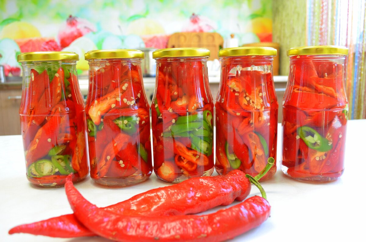 Рецепты из зеленых перцев на зиму вкусные. Мариновка Горького перца. Перец стручковый Горький маринованный. Горький перец на засолку. Острый перец Чили маринованный.
