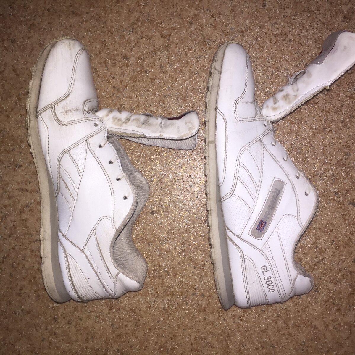 Язычки в местах шнуровки  очень грязные. Так же подошва заметно потемнела, впитав в себя  грязь. 