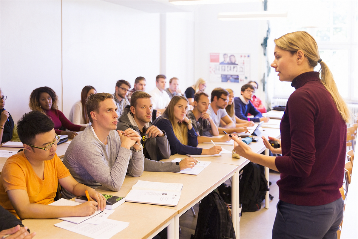 University positions. Высшее образование в Швеции. Швеция поступление в университет. Студенты Швеции. Обучение в вузе фото.