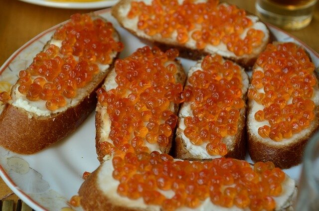 Бутерброды с красной икрой. Фото с сайта pixabay.com