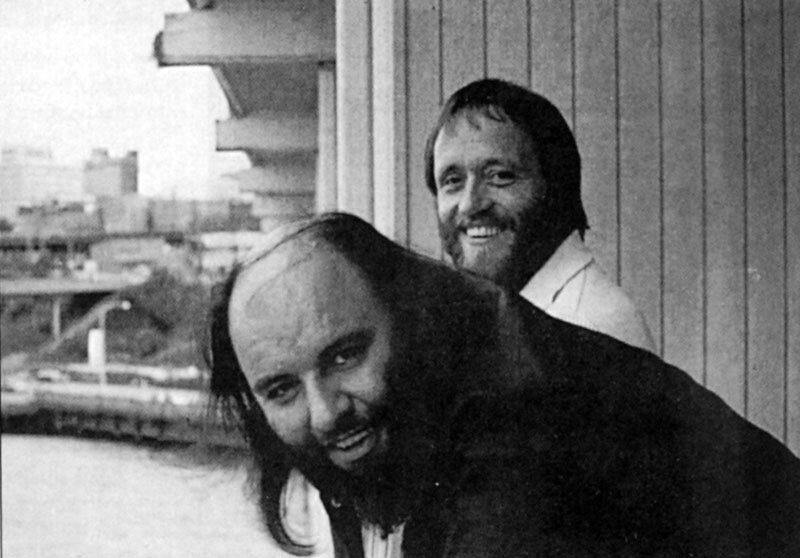 Питер Грант, 1977 год. Сзади выглядывает Джин Биндон