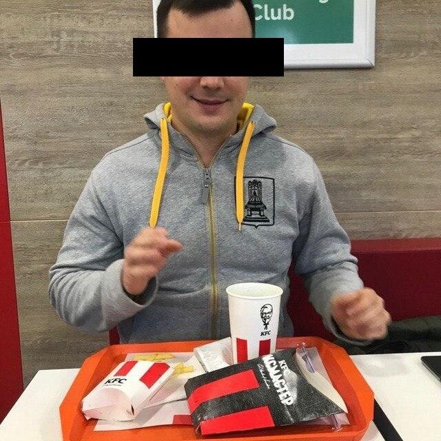 Знакомый жарит курочку в KFC. Зарплата 25 - 30 тысяч рублей в регионе.