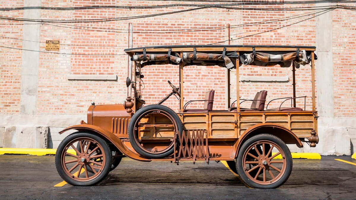 Автобус Ford Huckster  - вид сбоку.