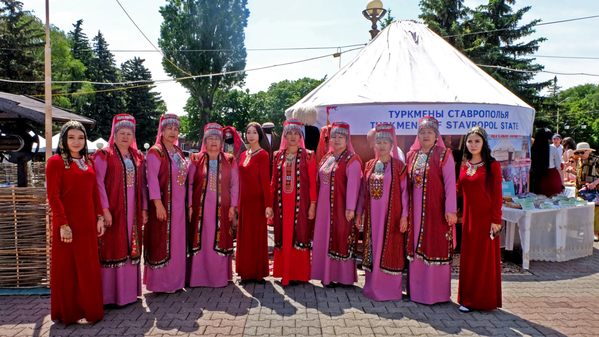 Сколько людей живет в ставропольском крае. Туркмены в Ставропольском крае. Национальный костюм туркменов Ставропольского края. Обычаи Туркмен Ставропольского края. Традиции туркменов Ставропольского края.