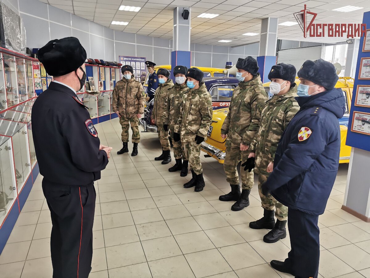 Волги», «Москвичи» и «Победы» советской эпохи. В Иркутске военнослужащие  Росгвардии посетили выставку служебных ретро-автомоби | Росгвардия Иркутск  | Дзен