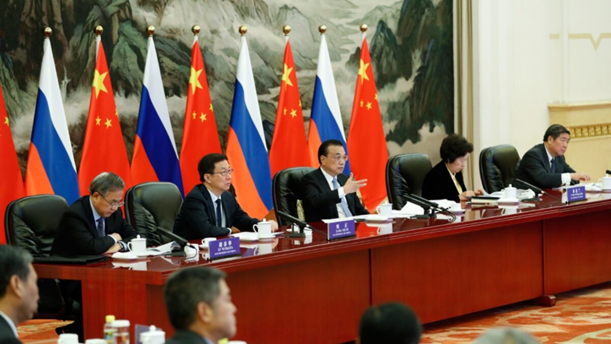 Премьер-министр Китая Ли Кэцян сопредседательствует на 25-й очередной встрече со своим российским коллегой Михаилом Мишустиным по видеосвязи. Фото: Синьхуа