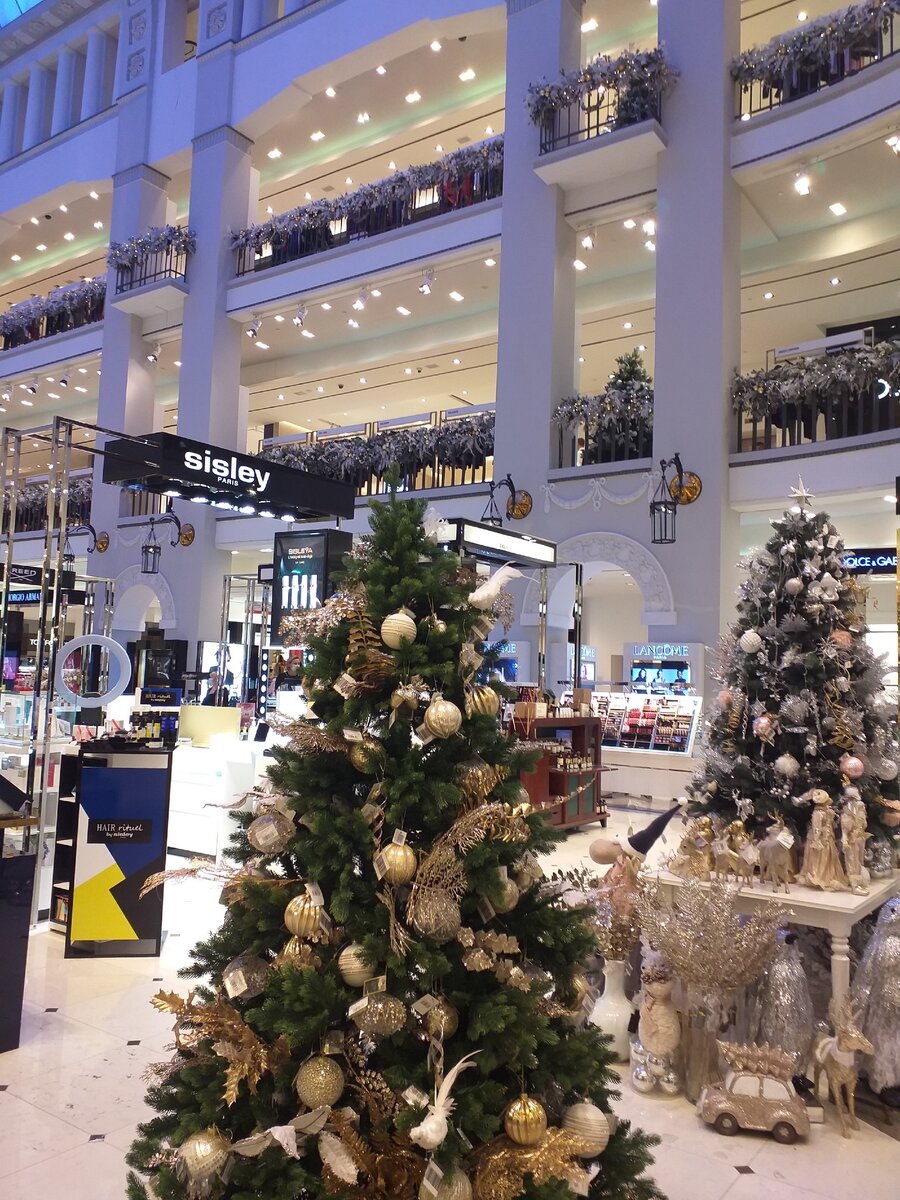 Среди товара на продажу нас встречают елочки и сказочные персоонажи :)