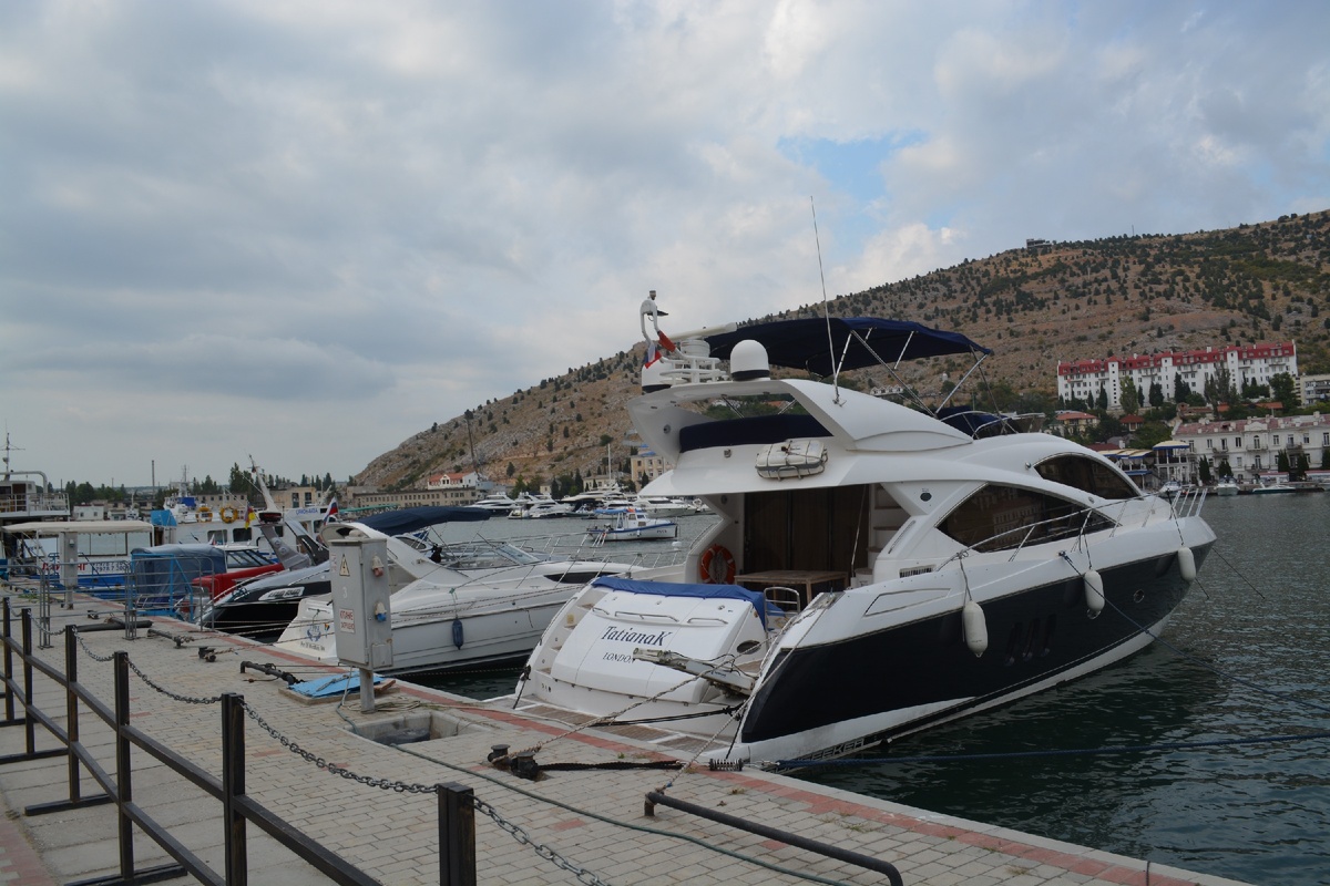 По одной из версий, название города происходит из турецкого языка и переводится как «рыбный мешок»; по другой версии, название происходит из крымскотатарского языка, на котором выражение «balıqlı ava» дословно означает «рыбная погода». По версии О. Н. Трубачёва, топоним берёт своё начало из индоарийского языка древних тавров, где название города Παλάκιον (как считается, располагался на месте нынешней Балаклавы) звучало как *Palakia и означало '(Город,) принадлежащий царю Палаку'.