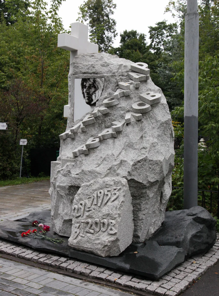 Фото памятника абдулова. Памятник Абдулову на Ваганьковском кладбище. Абдулов памятник на Ваганьковском. Александр Абдулов памятник на могиле. Памятник Александру Абдулову.