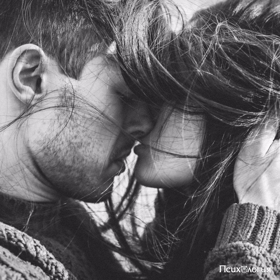 Ты знаешь, подруга, мужчинам не просто. И можешь кидать в меня кучу камней.
Ты принца рисуешь высокого роста...
Чтоб молод, богат был и всех веселей.
"Мужчина - он должен ...", а дальше по списку,
За нас написали уже в соц сетях:
Букеты из роз с романтичной запиской,
iPhone , кстати, новый вот вышел на днях...
От них в 25 ждут огромных успехов!
Машины , квартиры и где - нибудь дом.
И вовсе не важно какие помехи,
Cвоим ли он нажил все это трудом.
Ты знаешь, подруга, мужчинам не просто.
Им плакать нельзя, говорить про печаль.
В них много - "нельзя", что нам девушкам - можно.
Нет... я в восхищении, мне их не жаль.
Они даже терпят больных истеричек,
Что шарят в карманах, смотря телефон.
Мужчины прощают так много привычек.
А многим - совсем отвратительный тон.
Я знаю мужчин, по - серьезному верных,
Но им почему - то совсем не везло.
Влюбляются в глупых, коварных, нелепых.
А всё потому, что таких - большинство.
Поэтому им не хотелось жениться,
Пусть дело уже и идет к тридцати.
Телами успели уже насладиться,
Но что -то "за гранью" никак не найти...
Ты знаешь, подруга, мужчинам не просто,
А умным - еще и труднее в сто крат!
Им мало лица, красоты или роста.
Они, как и ты - идеальных хотят.
Есть притча о старом - престаром мужчине,
Ему девяносто, а он не женат…
«Вы что, не нашли идеал?»
- перед смертью спросили,
«Нашел идеал, но так долго искал…»
«... и что же она? Отказала вам просто?» ,
«Увы, отказала, была занята….
….она все искала мужчину…высокого роста,
чтоб молод, богат был… Ну, в общем, мечта…»