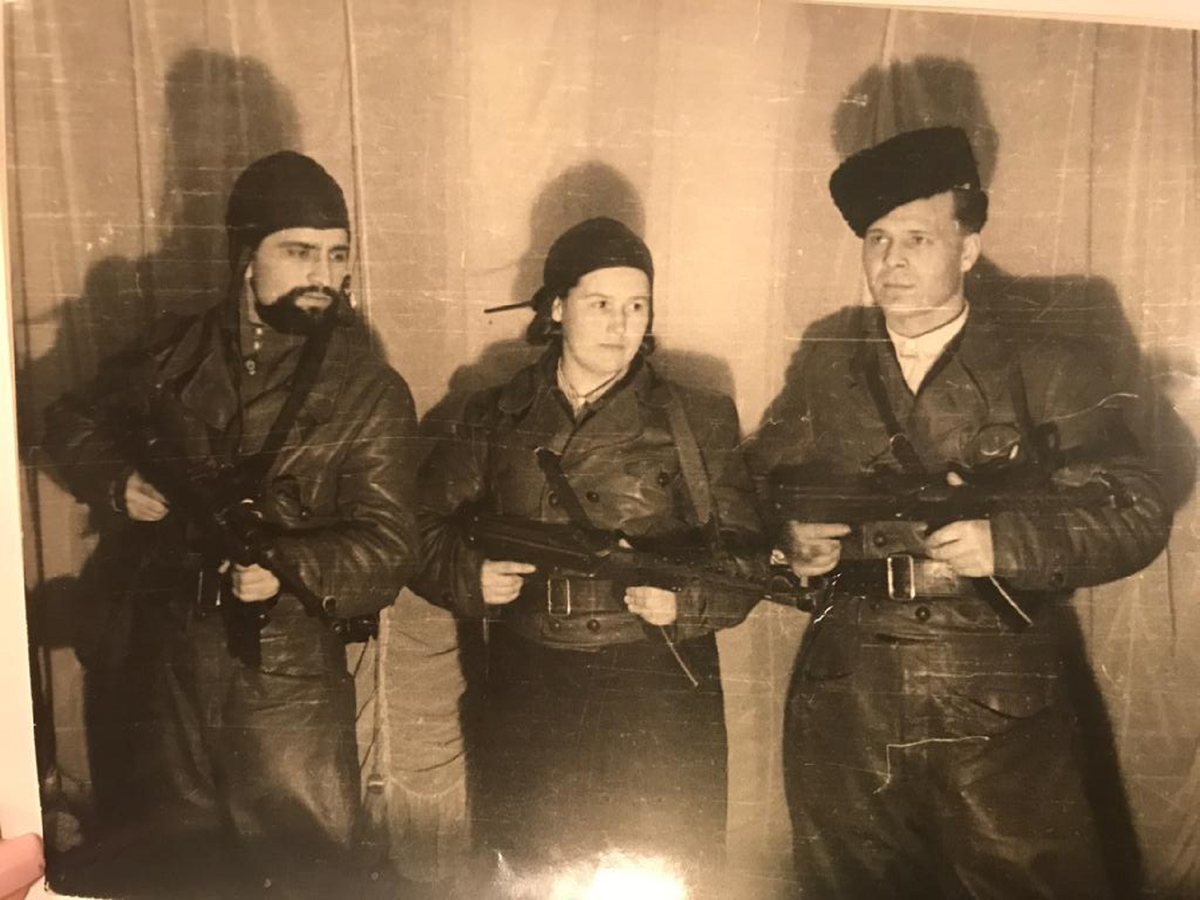 1944 год. Слева - Даян Мурзин, в середине снимка - радистка Надежда Ермакова, будущая жена Мурзина, справа - Иван Степанов, боевой товарищ. Архивное фото из книги.