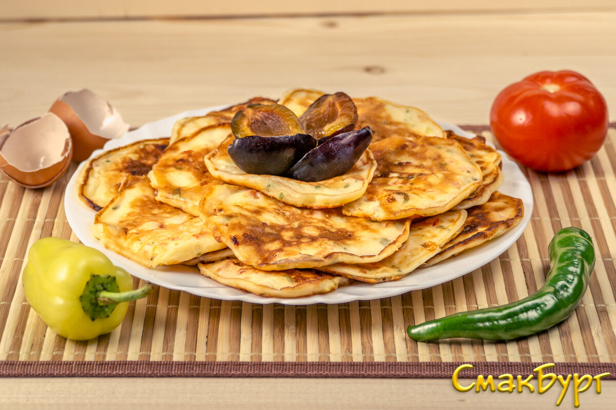 Аппетитные оладьи-пицца с овощами, мясом и сыром